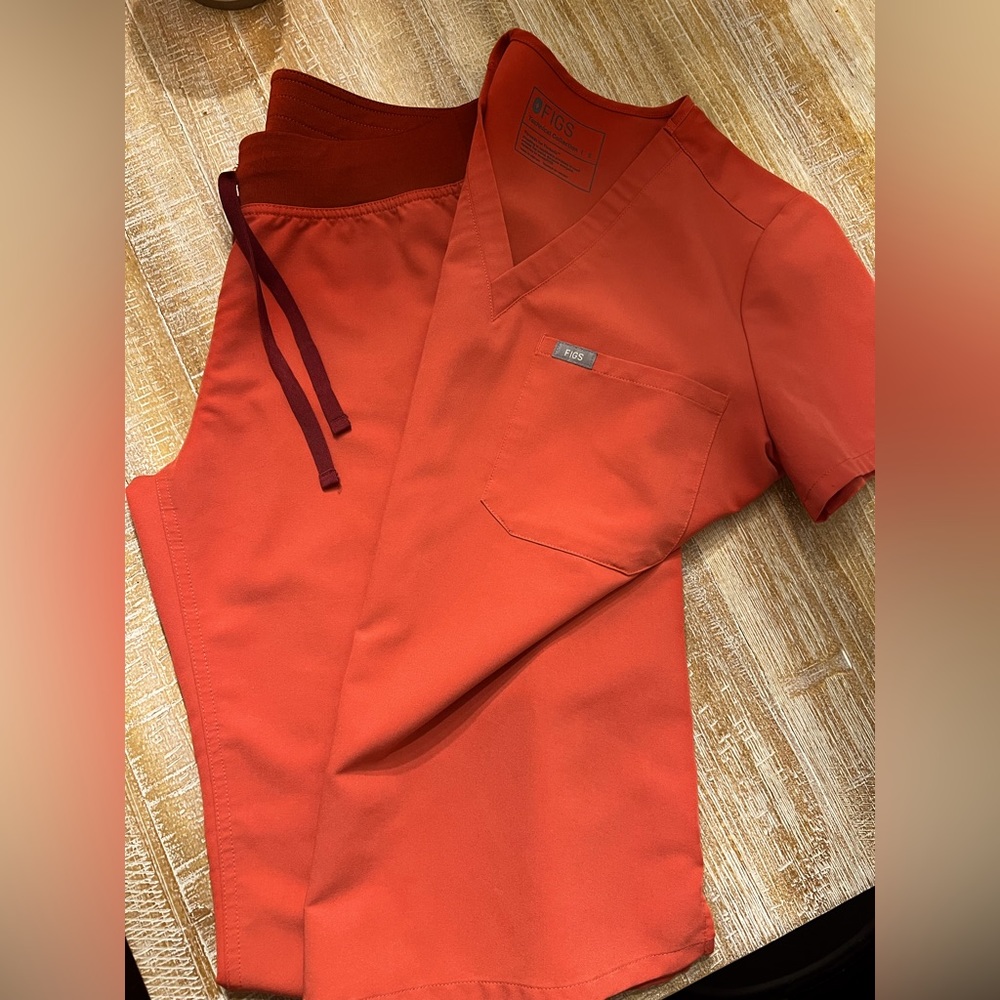 Figs burnt orange scrub set size small.